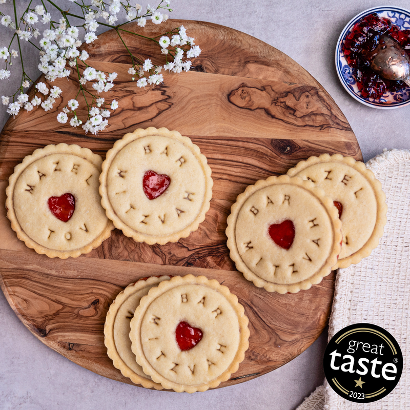  Bar Mitzvah/Bat Mitzvah Biscuits: Heart-shaped jammy cookies on wooden board, perfect for Bar/Bat Mitzvah celebrations